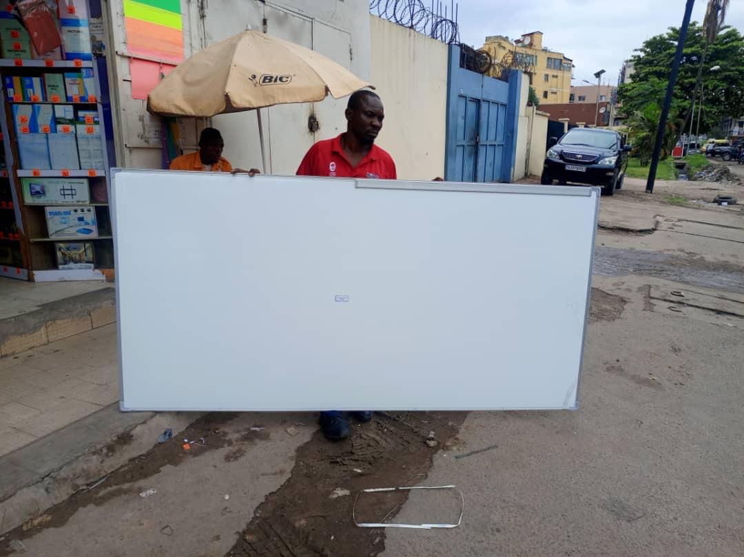 Présentation d'un tableau offert par New Life CMS au Collège Kubama