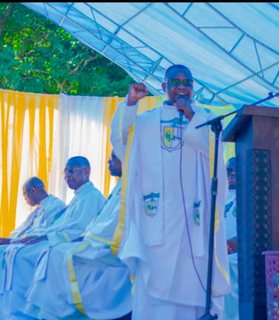 Le Père Recteur du Collège Kubama, Jean-Claude Bindanda, entonnant un chant d'adoration lors
                                     de la messe solennelle du Centenaire, le 2 mai 2026.