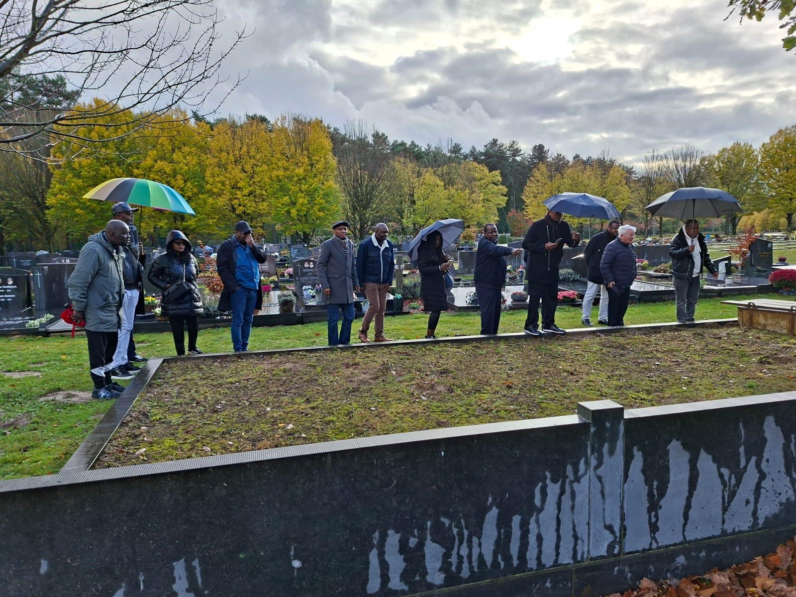 Les membres de New Life CMS en visite de recueillement à Heverlee (Belgique) – Octobre 2025. Dans un esprit de reconnaissance et de fidélité à leur héritage, les membres de New Life CMS se sont recueillis et ont déposé des fleurs sur les tombes des Pères formateurs du Collège Kubama, en hommage à leur engagement exemplaire au service de l'éducation et de la formation de nombreuses générations.