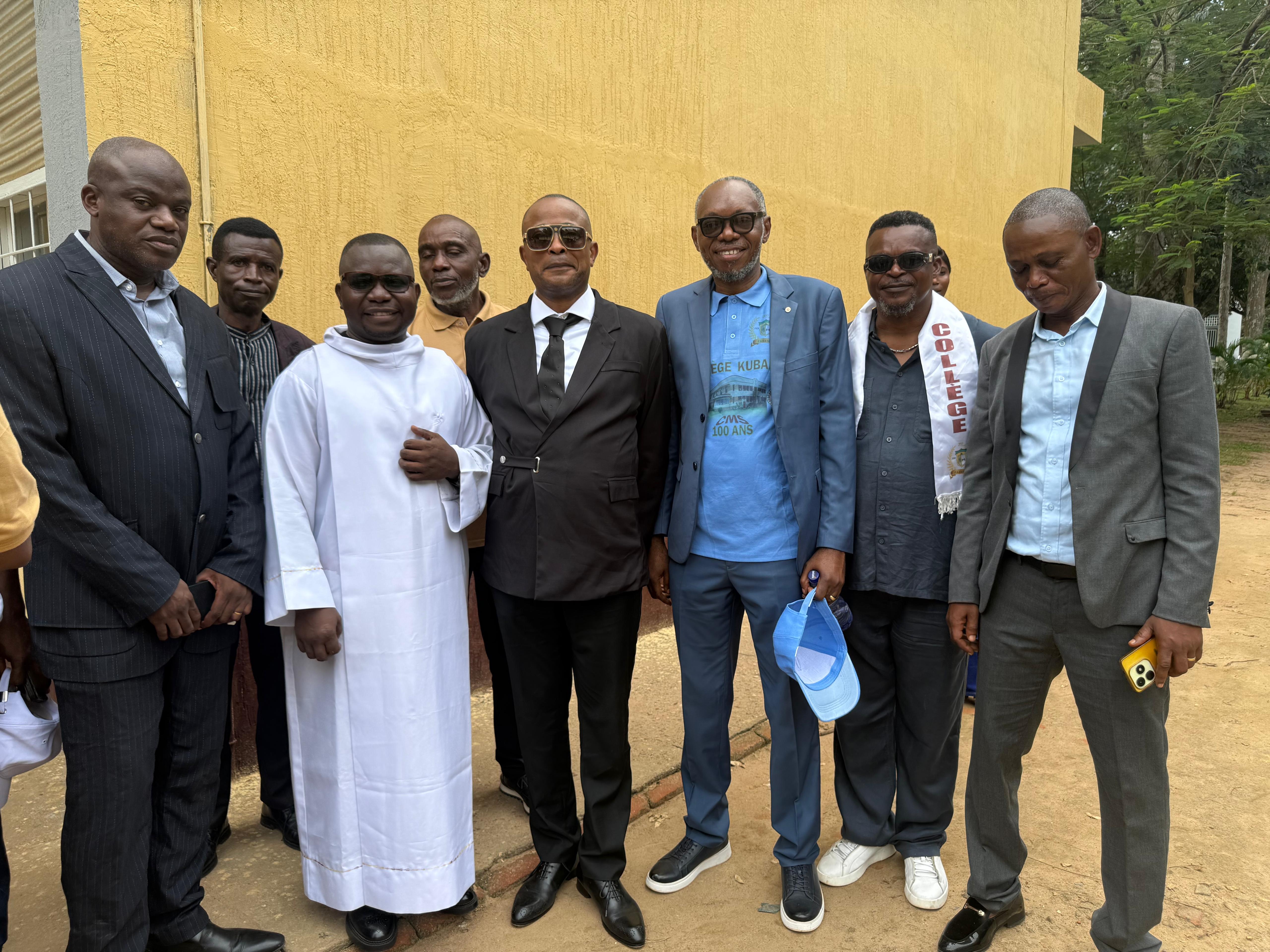 Cérémonie du Centenaire – présence de Blaise KUSU KANZA, Président venu de France, aux côtés du Vice-président Enrico Kumandja, du Père Recteur Jean-Claude BINDANDA et des membres de New Life CMS (mai 2026).