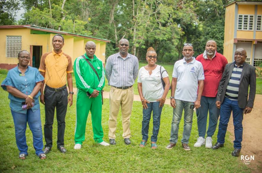 Les membres de New Life CMS ayant fait le déplacement au Collège Kubama, aux côtés du Père Recteur Luzolo, lors de la remise des fournitures scolaires en octobre 2024. Un moment de solidarité, de partage et d'engagement au service de l'éducation.